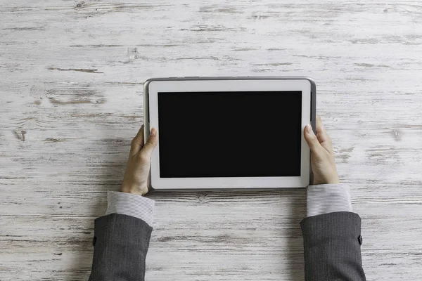Bayan patron tablet aygıtı kullanma