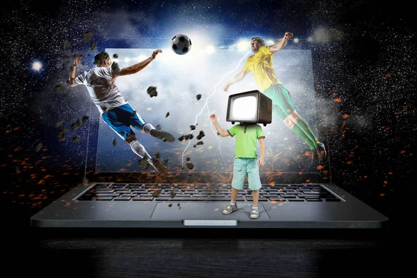 Niños adictos a la televisión. Medios mixtos — Foto de Stock