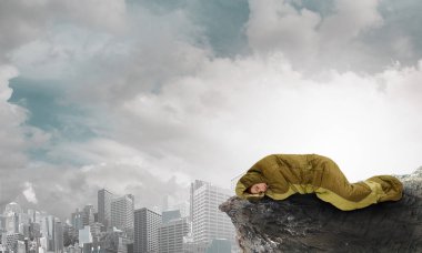 Kız turistik dinlenme. Karışık teknik