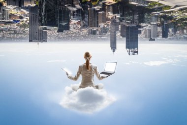Kadın float şehir üzerinde