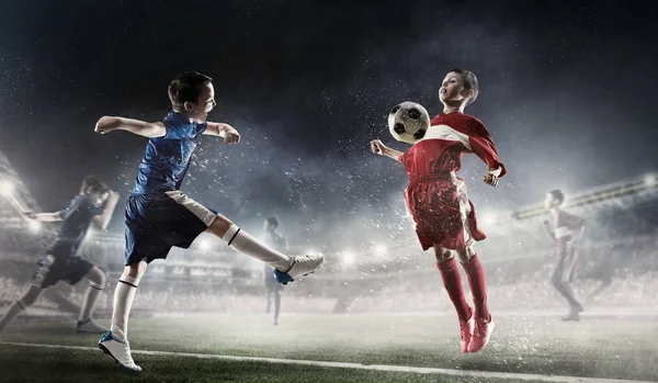 子供たちはサッカーします。ミクスト メディア — ストック写真