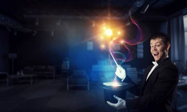 Sihirli gösteren iş adamı. Karışık teknik