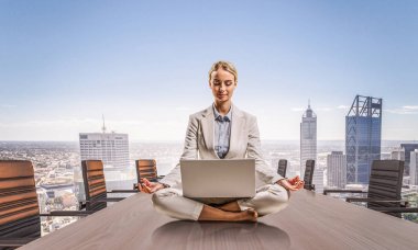 İş kadını işyerinde meditasyon. Karışık teknik