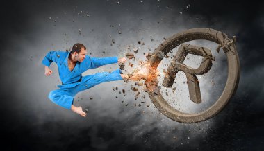 Karate adam içinde hareket. Karışık teknik