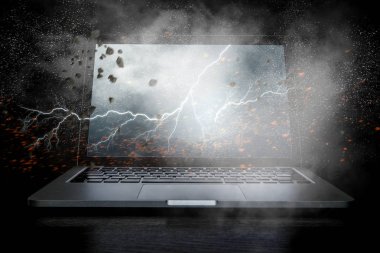 Koyu arka plan açılan laptop. Karışık teknik