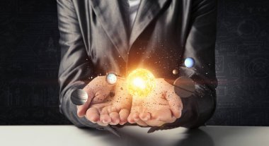 Güneş sistemi elinde