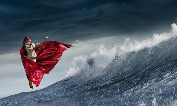 Superfrau am Himmel — Stockfoto