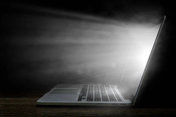 Laptop probleem of breken. Mixed media — Stockfoto