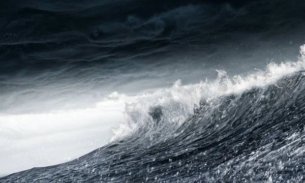 Dalgalar buz parçası. Karışık teknik