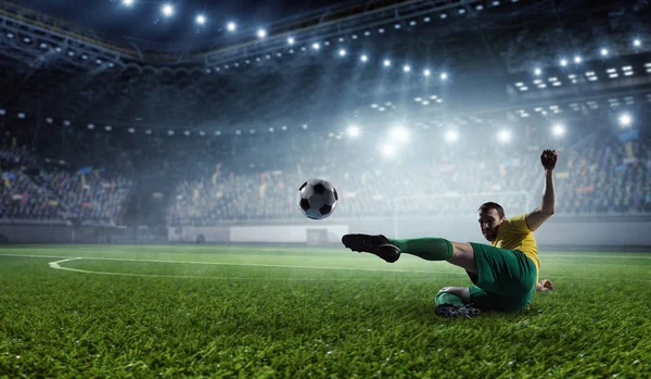 Stadyum, futbol oyuncusu. Karışık teknik