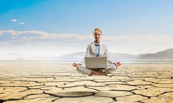 Tratando de encontrar el equilibrio. Medios mixtos — Foto de Stock