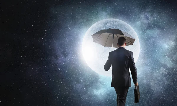 Geschäftsmann mit Koffer und Regenschirm — Stockfoto