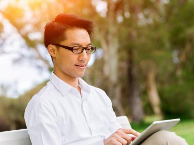 Genç işadamı Park onun mola sırasında rahatlatıcı