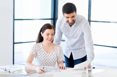 İki genç iş adamları Office görüntü