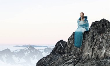 Kız turistik dinlenme. Karışık teknik