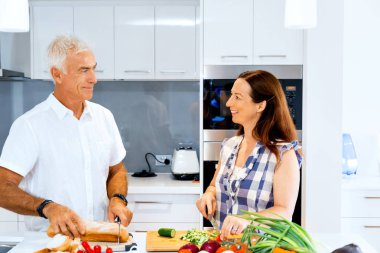 Olgun çift evde yemek