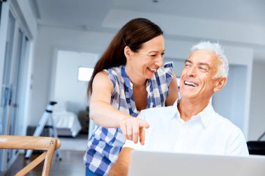 Mutlu modern Olgun çift üstünde laptop evde çalışma