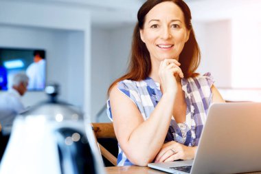 Onu laptop çalışan olgun güzel kadın