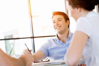 Ofiste rahat genç adam