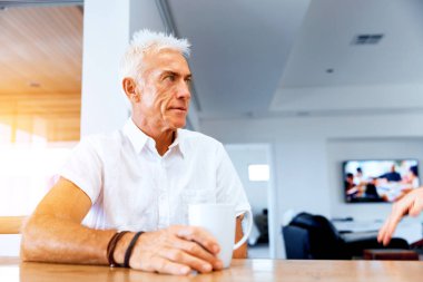 Yakışıklı bir üst düzey adam kapalı portresi