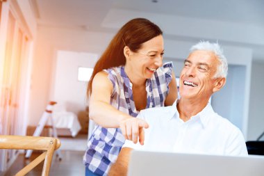 Mutlu modern Olgun çift üstünde laptop evde çalışma