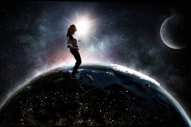 Genç kız kaykay binmek. Karışık teknik