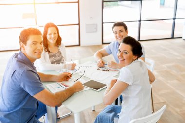 Resmi belgeler ve fikirleri tartışmak iş ortakları