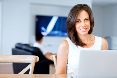 Onu laptop çalışan genç güzel kadın