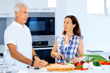 Mutlu çift evde yemek