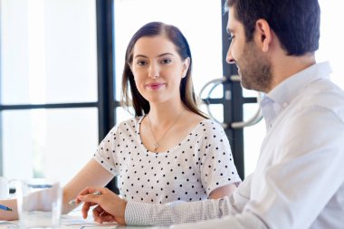 İki genç iş adamları Office görüntü