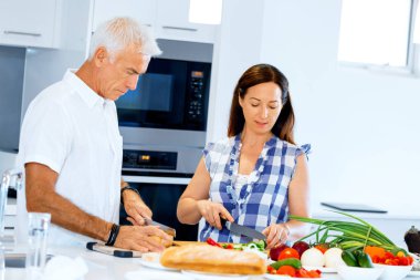 Mutlu çift evde yemek