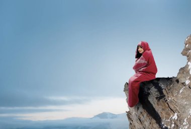 Kız turistik dinlenme. Karışık teknik