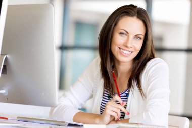 Mutlu girişimci veya serbest meslek sahibi bir ofis veya ev içinde