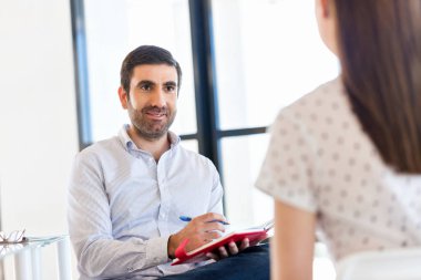 İş adamları görüşmesinde ofiste