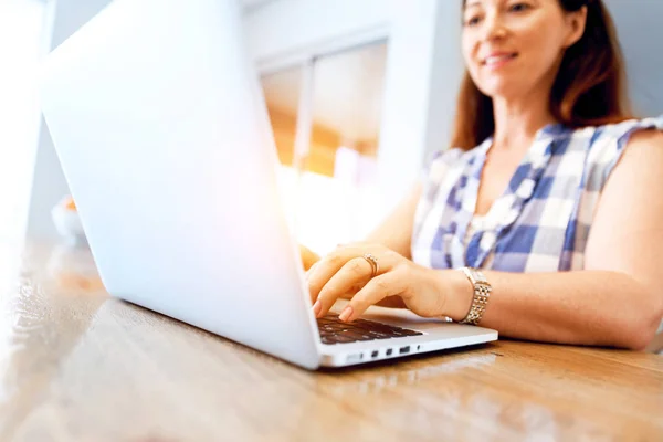 Mulher bonita madura trabalhando em seu laptop — Fotografia de Stock