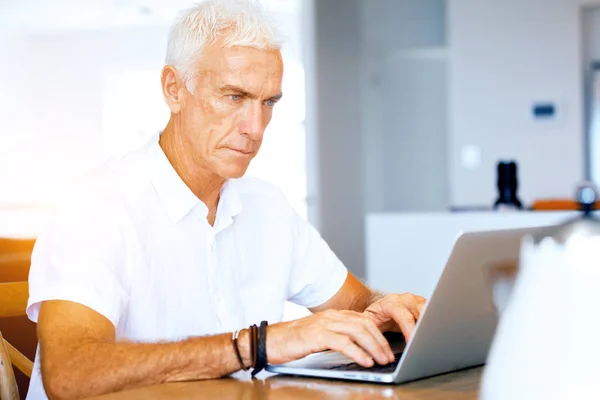 Man die thuis aan laptop werkt — Stockfoto