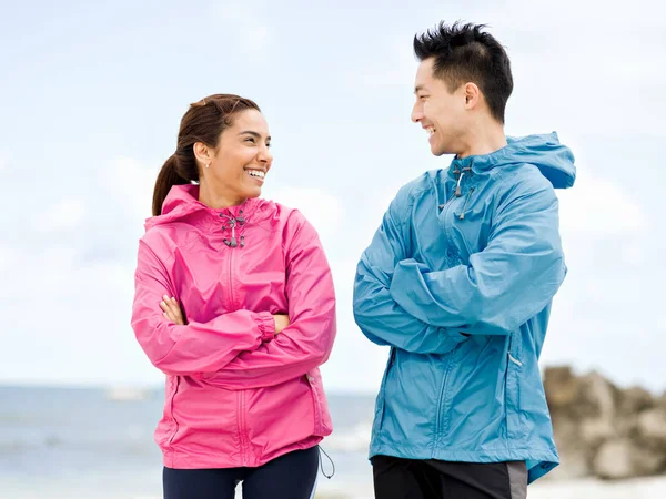 Young couple standing at beach — Stock Photo, Image