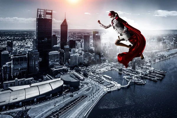 Superkvinna i himlen — Stockfoto