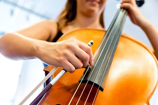 Gros plan du violoncelle avec archet dans les mains — Photo