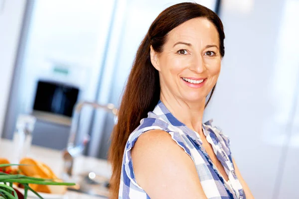 Mulher bonita de pé na cozinha — Fotografia de Stock