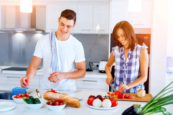 Evde yemek yapan genç bir çift. — Stok fotoğraf