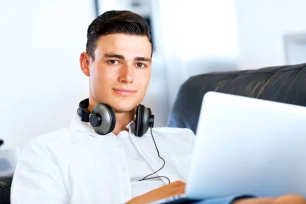 Man working on laptop at home — Stock Photo, Image