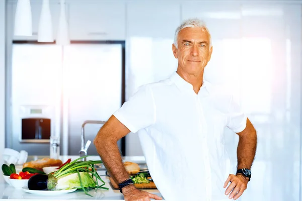 Retrato de un hombre mayor inteligente de pie en la cocina — Foto de Stock