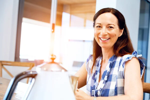 Vacker kvinna på hemma inomhus porträtt — Stockfoto