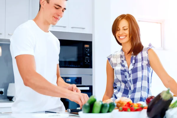 Couple cooking together at home — Stock Photo, Image