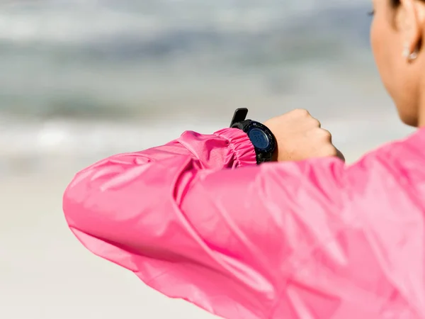 Vrouw in sportkleding met smartwatch — Stockfoto