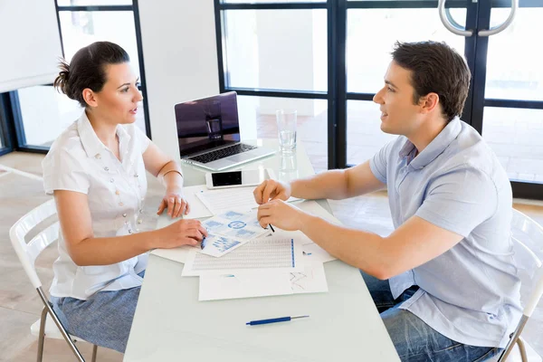 Beeld van twee jonge zakenlui in kantoor — Stockfoto