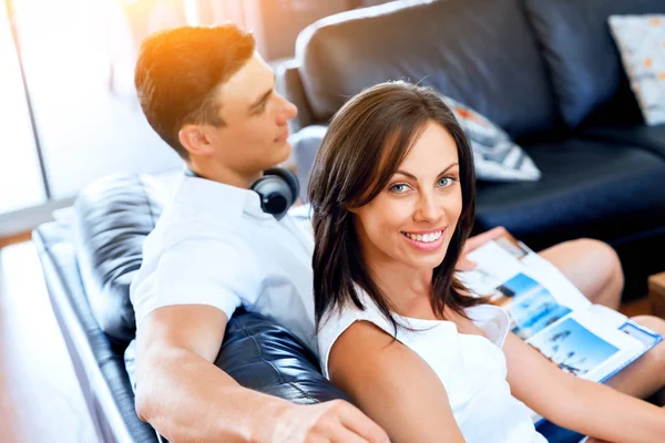 Young couple talking while sitting at home — Stock Photo, Image