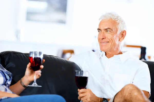 Homme âgé tenant un verre de vin à l'intérieur — Photo