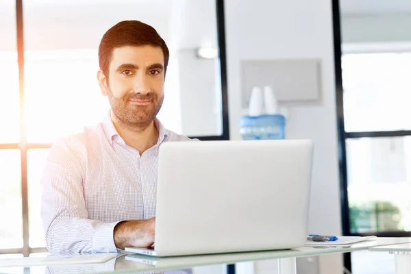 Knappe zakenman werkt op computer — Stockfoto